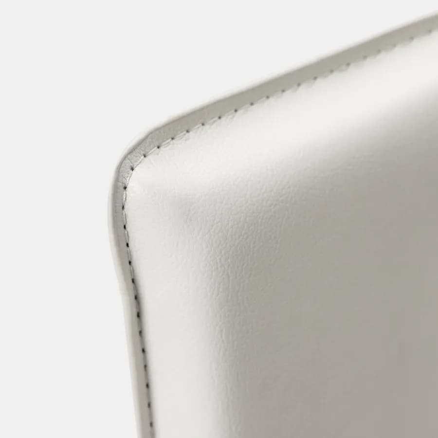 Sedia in similpelle bianca con gambe in metallo rivestite - Manfredi