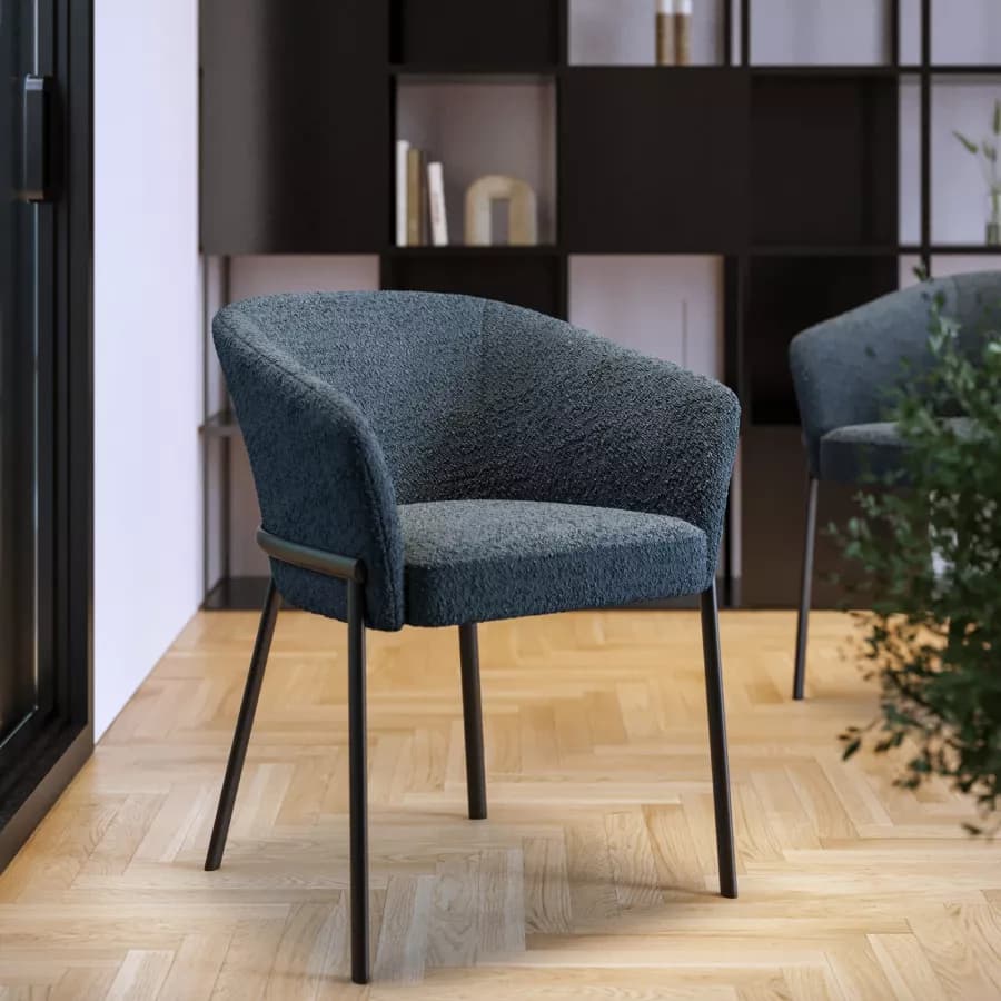Poltrona in tessuto bouclé blu scuro con schienale avvolgente e gambe in metallo nero - Rosabel