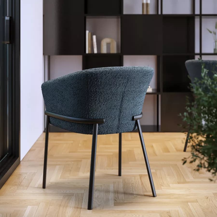 Poltrona in tessuto bouclé blu scuro con schienale avvolgente e gambe in metallo nero - Rosabel