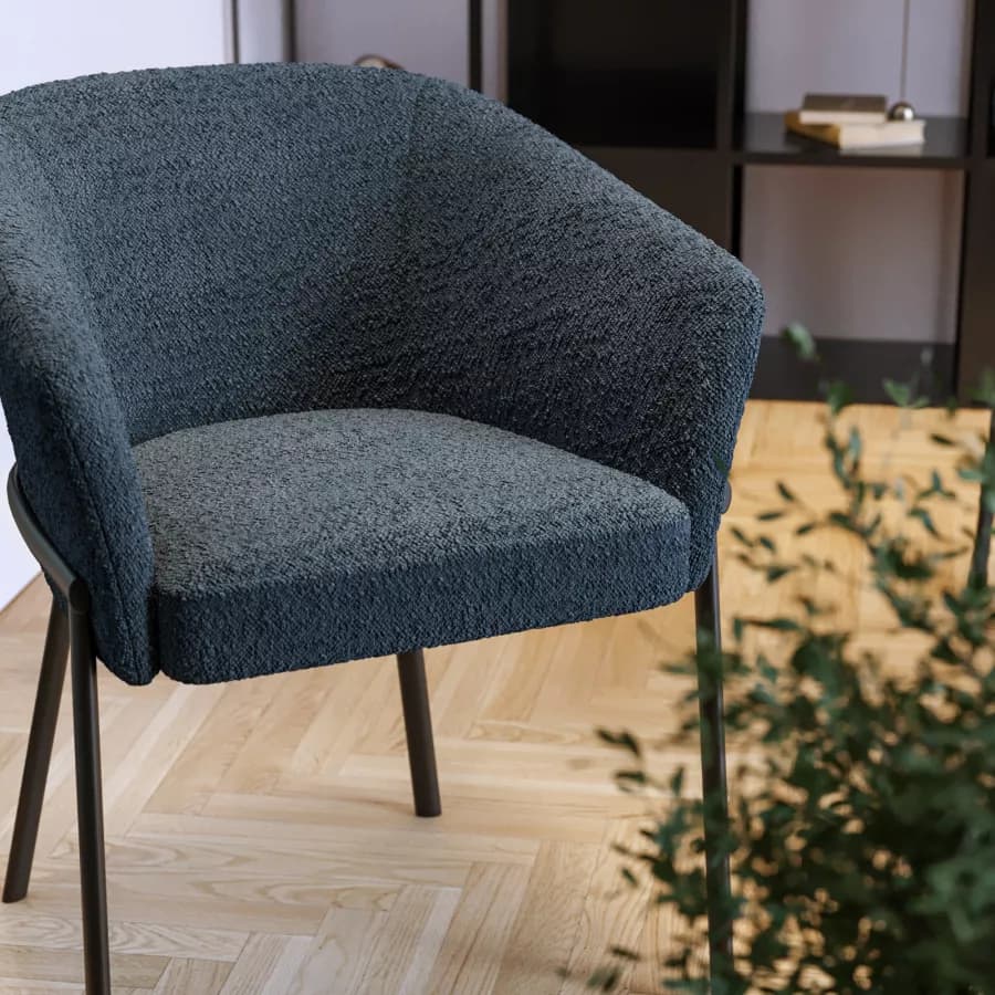 Poltrona in tessuto bouclé blu scuro con schienale avvolgente e gambe in metallo nero - Rosabel