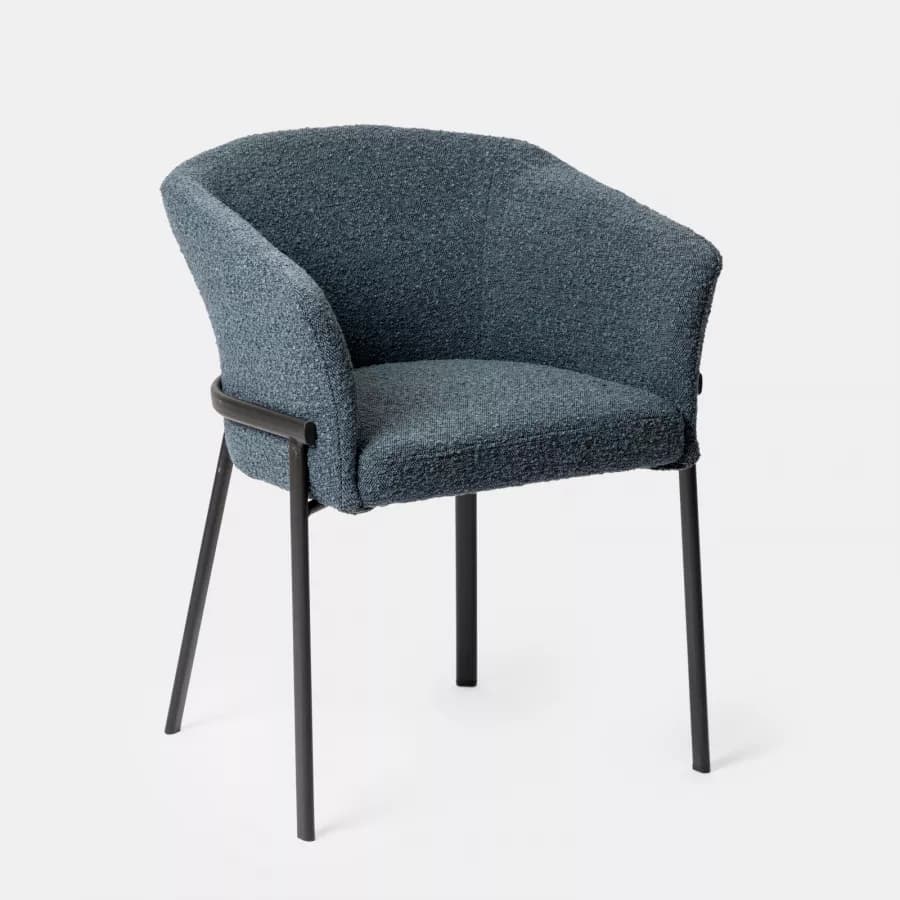 Poltrona in tessuto bouclé blu scuro con schienale avvolgente e gambe in metallo nero - Rosabel