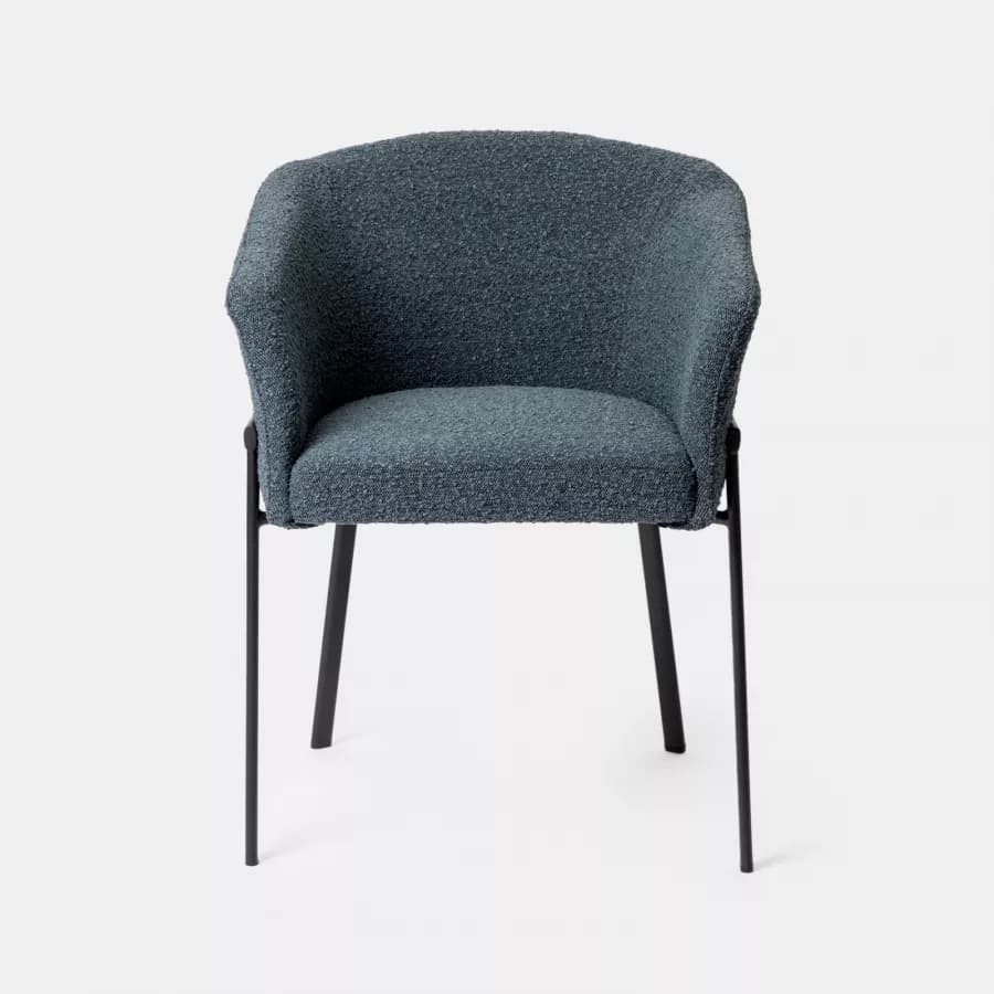 Poltrona in tessuto bouclé blu scuro con schienale avvolgente e gambe in metallo nero - Rosabel