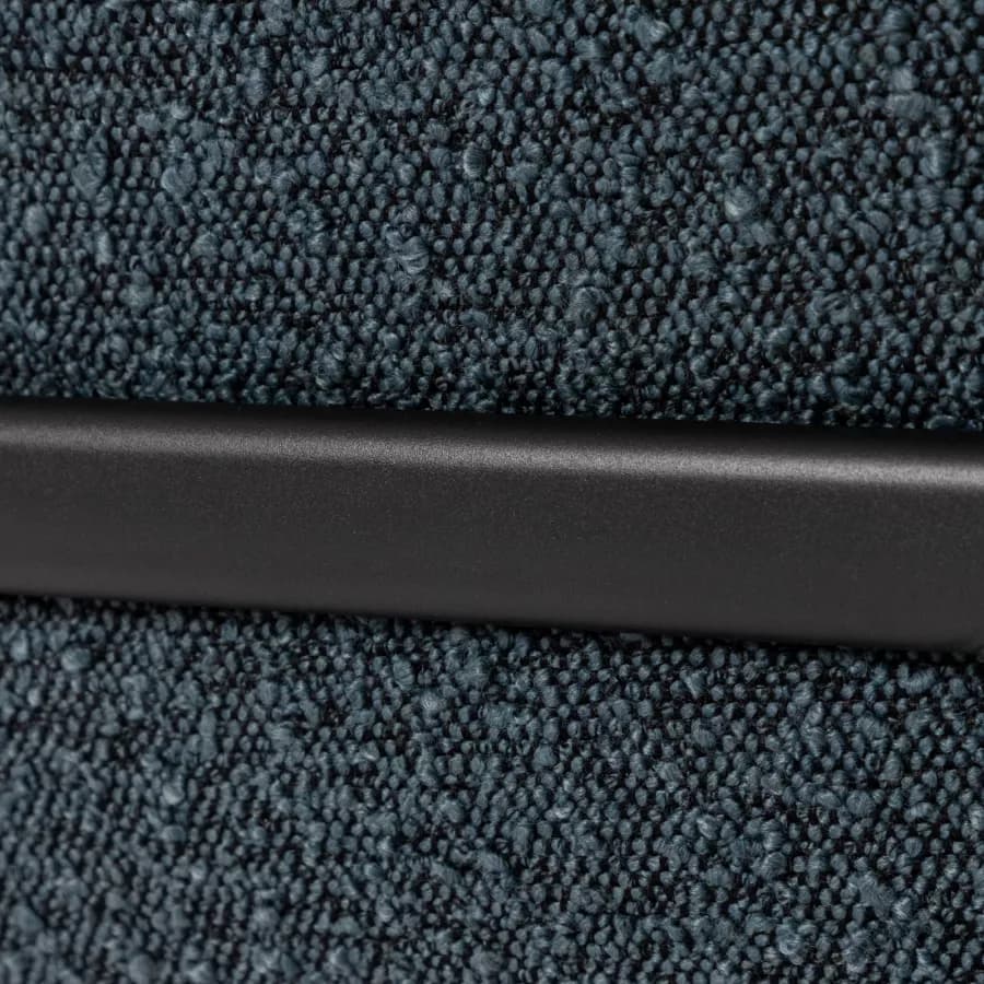 Poltrona in tessuto bouclé blu scuro con schienale avvolgente e gambe in metallo nero - Rosabel