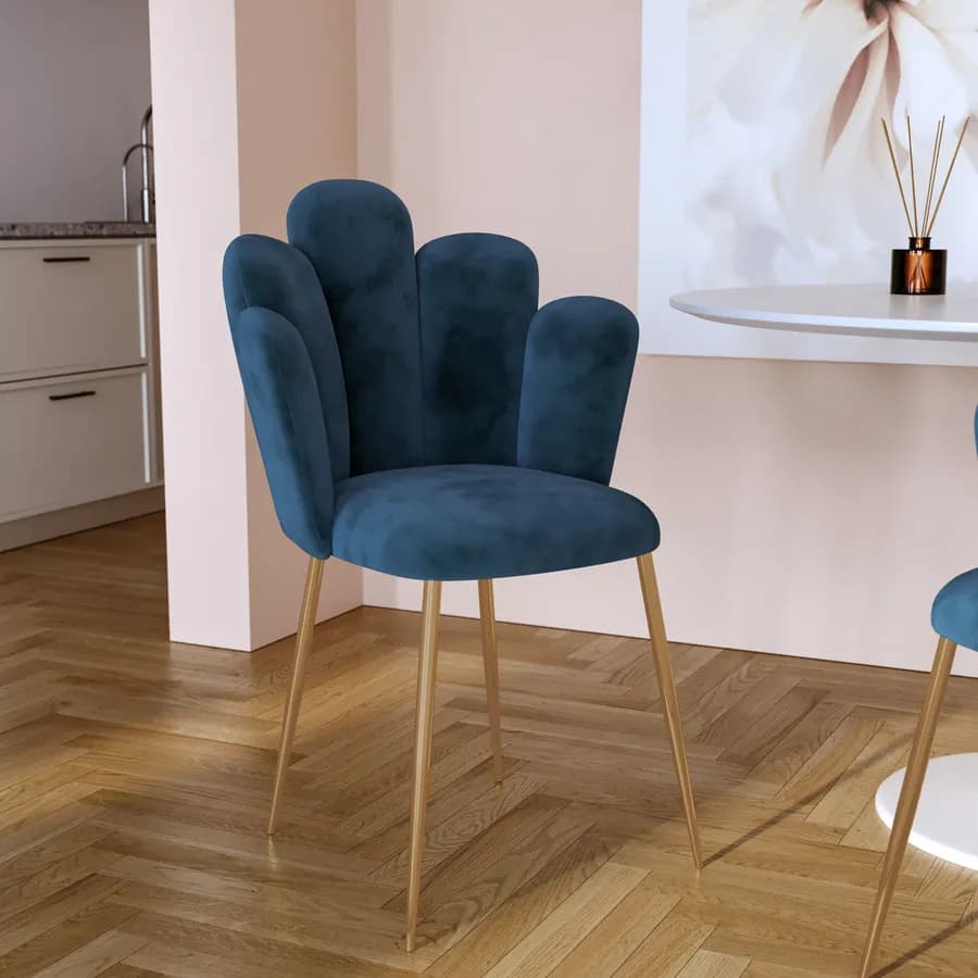 Sedia in velluto blu con schienale a conchiglia e gambe in metallo finitura oro - Pedersen