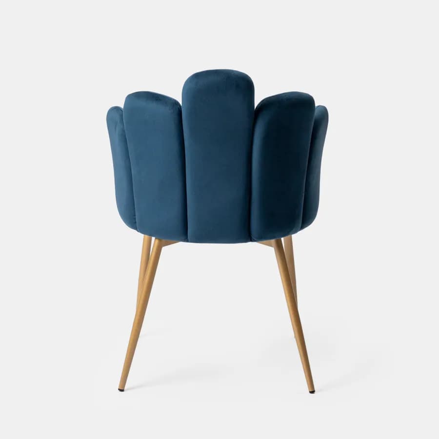 Sedia in velluto blu con schienale a conchiglia e gambe in metallo finitura oro - Pedersen