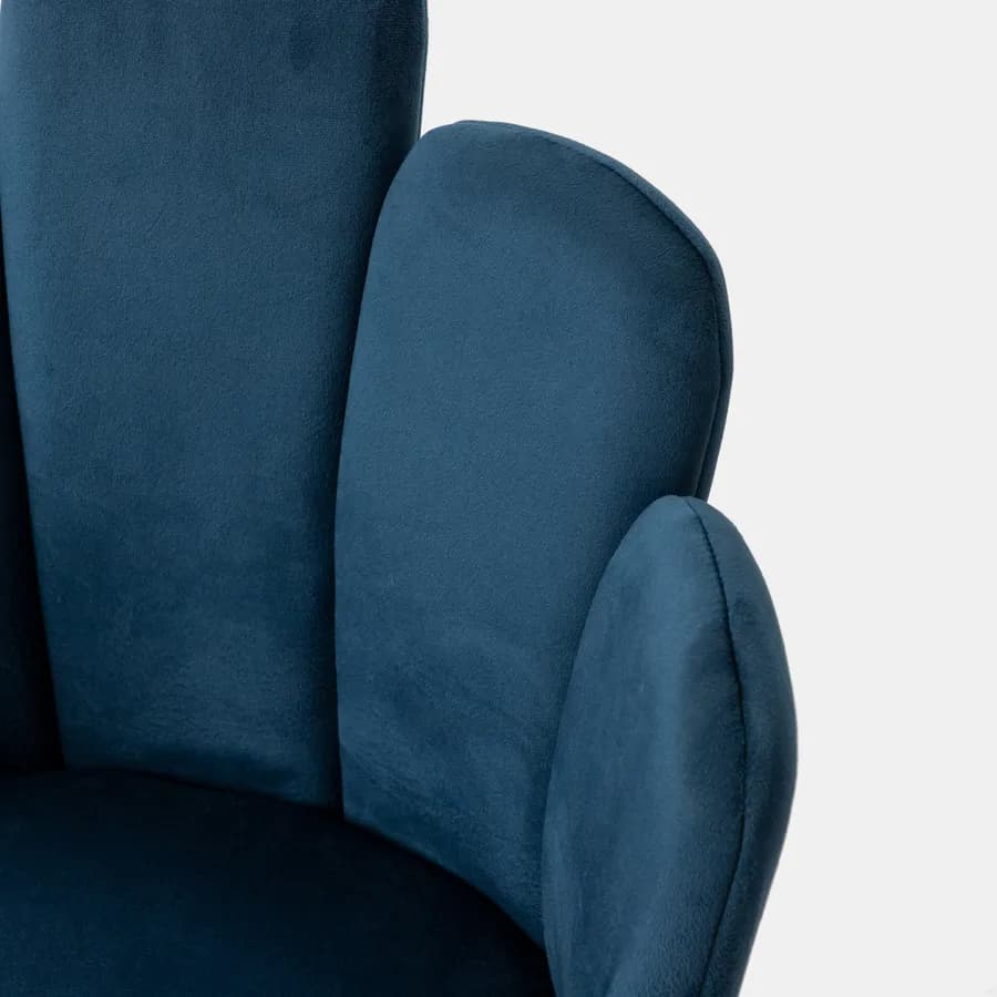 Sedia in velluto blu con schienale a conchiglia e gambe in metallo finitura oro - Pedersen