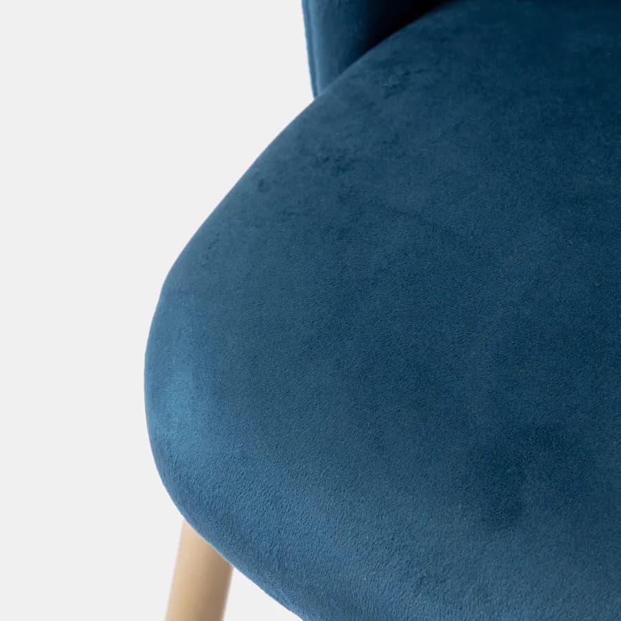 Sedia in velluto blu con schienale a conchiglia e gambe in metallo finitura oro - Pedersen