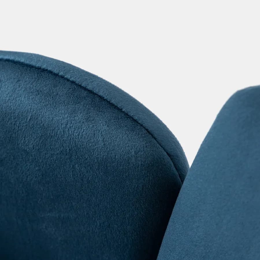 Sedia in velluto blu con schienale a conchiglia e gambe in metallo finitura oro - Pedersen