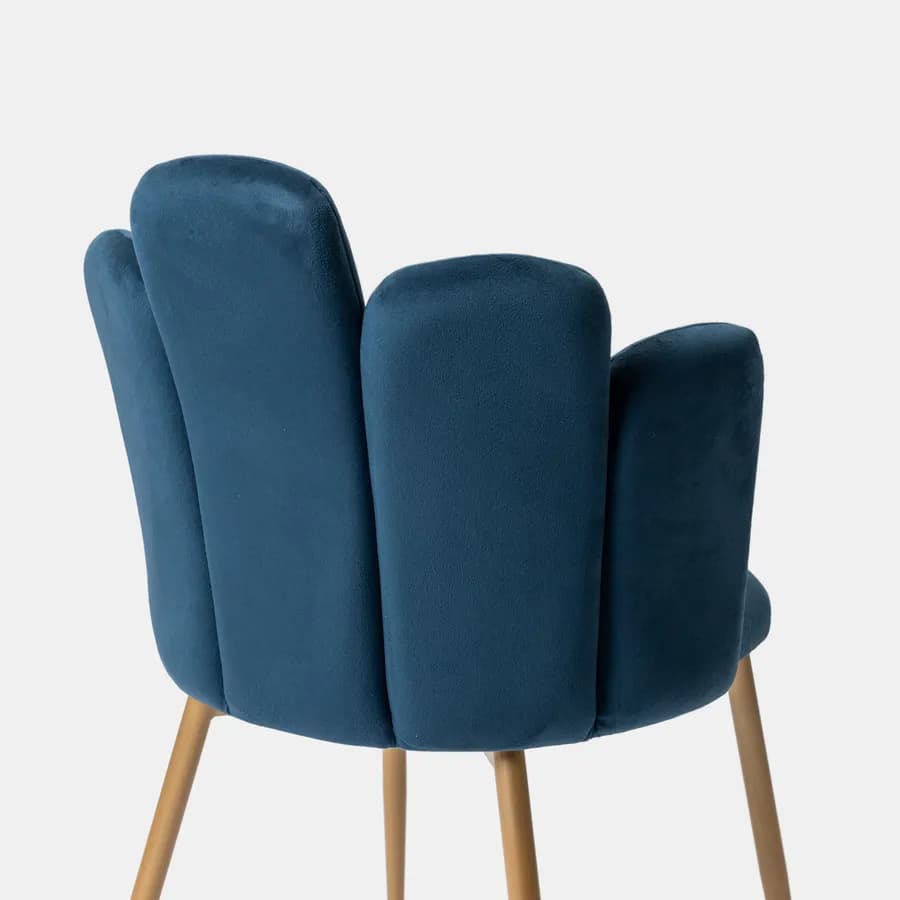 Sedia in velluto blu con schienale a conchiglia e gambe in metallo finitura oro - Pedersen