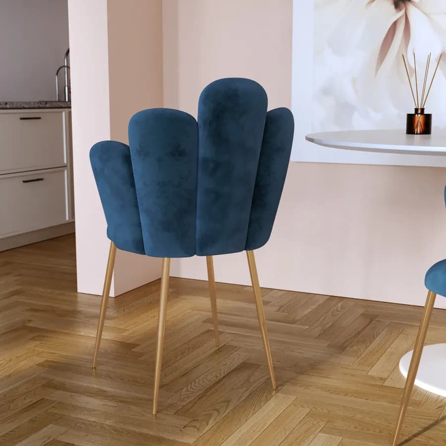 Sedia in velluto blu con schienale a conchiglia e gambe in metallo finitura oro - Pedersen