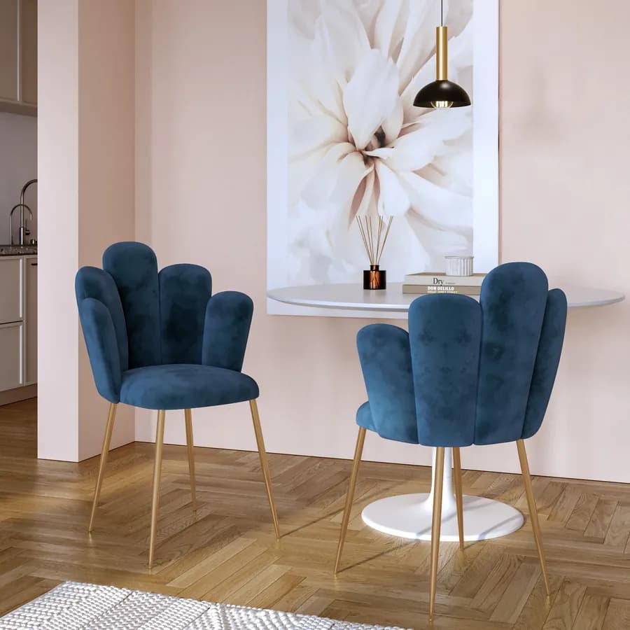 Sedia in velluto blu con schienale a conchiglia e gambe in metallo finitura oro - Pedersen