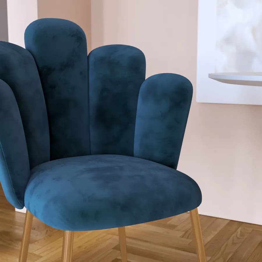 Sedia in velluto blu con schienale a conchiglia e gambe in metallo finitura oro - Pedersen