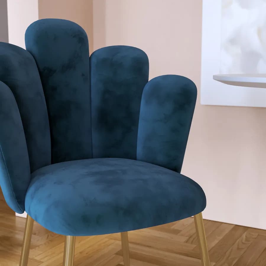 Sedia in velluto blu con schienale a conchiglia e gambe in metallo finitura oro - Pedersen