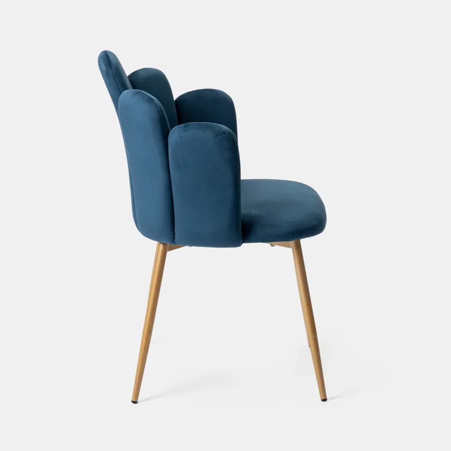 Sedia in velluto blu con schienale a conchiglia e gambe in metallo finitura oro - Pedersen