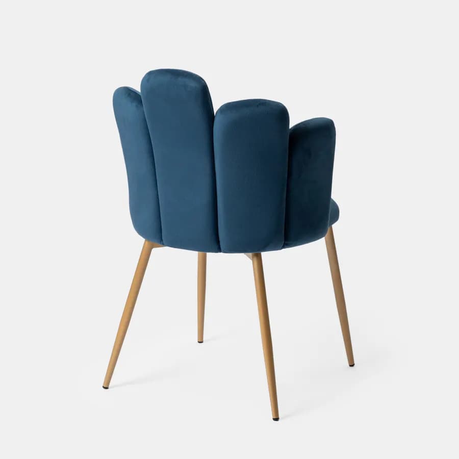 Sedia in velluto blu con schienale a conchiglia e gambe in metallo finitura oro - Pedersen