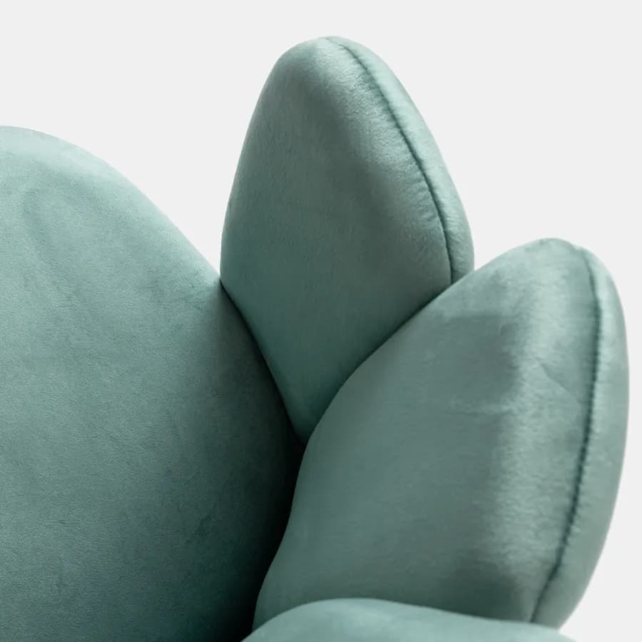 Sedia in velluto verde salvia con schienale a conchiglia e gambe in metallo finitura oro - Pedersen