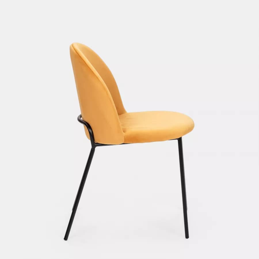 Sedia in velluto giallo ocra con gambe in metallo nero - Zilla