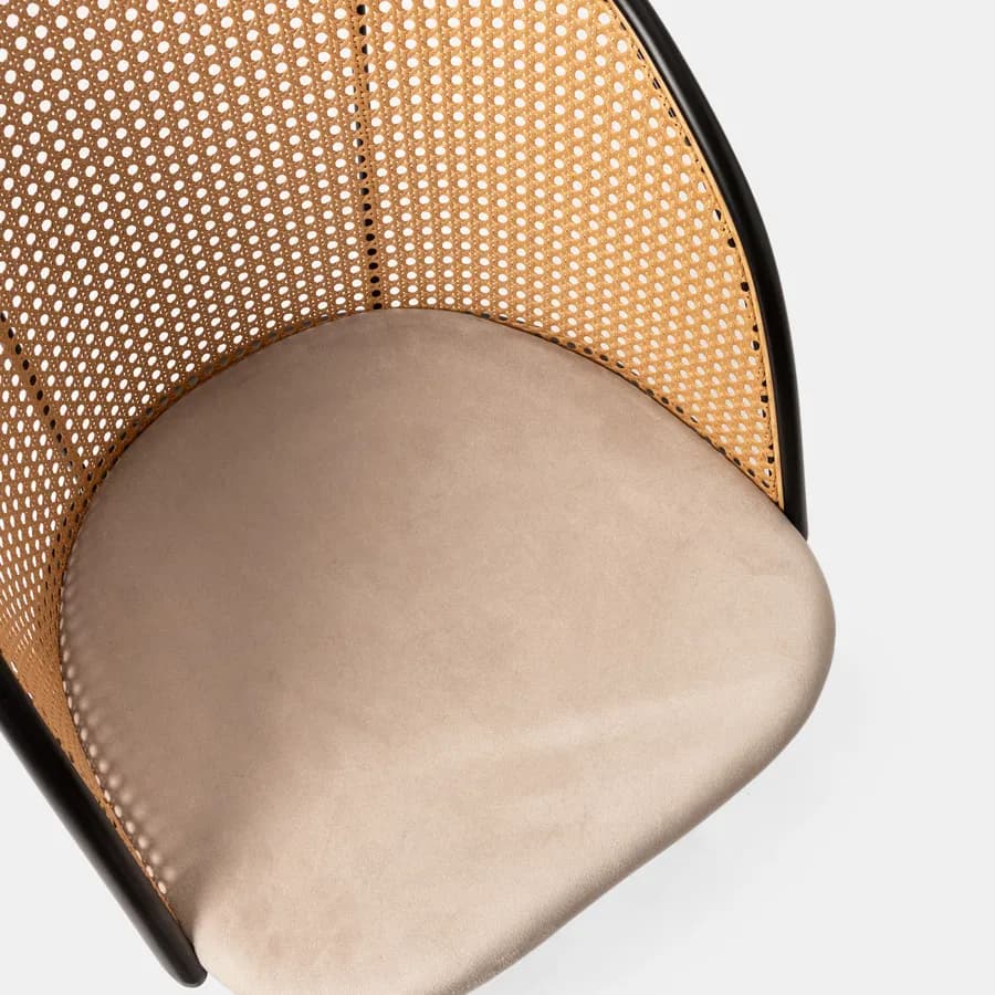 Sedia in velluto tortora chiaro con schienale in polyrattan naturale - Sloane