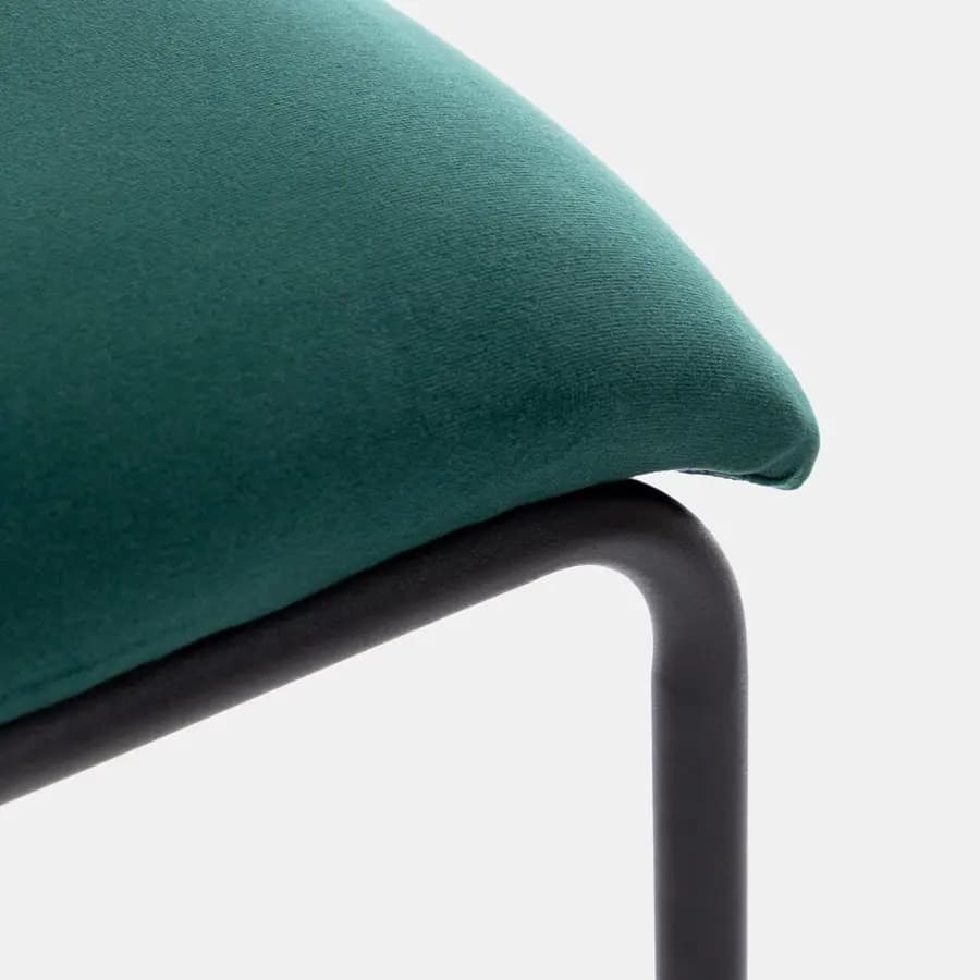 Sedia in velluto verde scuro con struttura in metallo nero - Cika