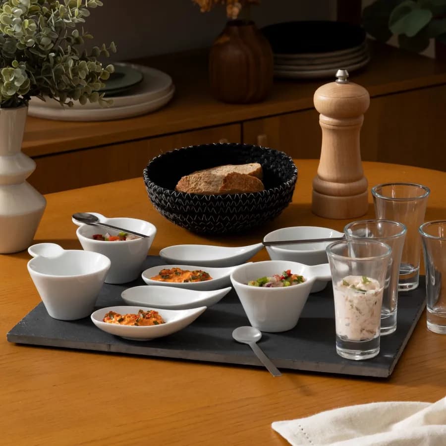 Set 17 accessori per aperitivo in ceramica e vetro con vassoio in ardesia