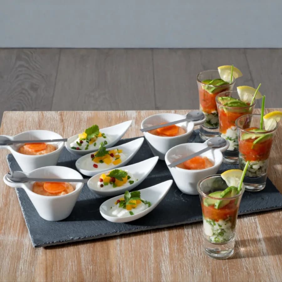 Set 17 accessori per aperitivo in ceramica e vetro con vassoio in ardesia