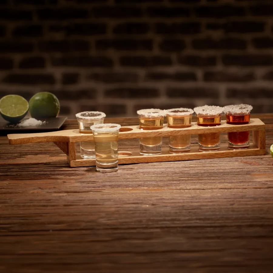 Set 7 accessori per aperitivo in bambù naturale e bicchierini in vetro