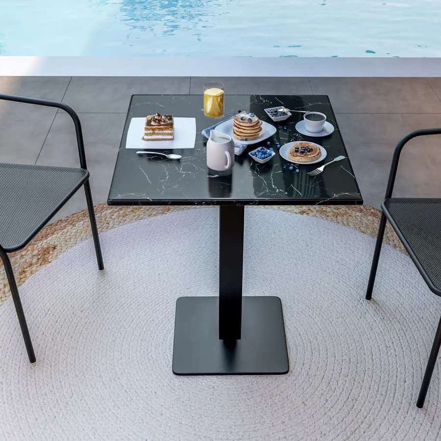 Set bistrot tavolo 60x60 cm con top in marmo e 2 sedie con braccioli in metallo nero - Raspin