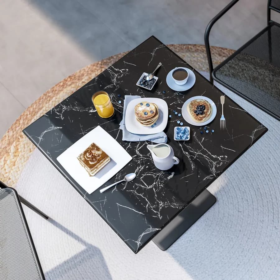 Set bistrot tavolo 60x60 cm con top in marmo e 2 sedie con braccioli in metallo nero - Raspin