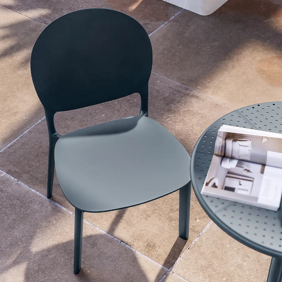 Set bistrot tavolo rotondo 60 cm e 2 sedie impilabili in polipropilene blu oceano - Sonny