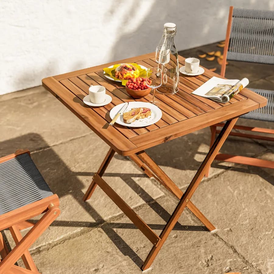 Set bistrot tavolo pieghevole 70x70 cm e 2 sedie pieghevoli in legno di acacia e corda grigia - Yadira