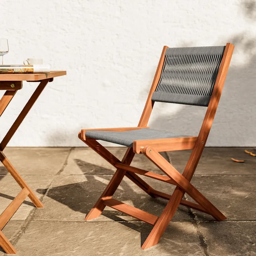 Set bistrot tavolo pieghevole 70x70 cm e 2 sedie pieghevoli in legno di acacia e corda grigia - Yadira