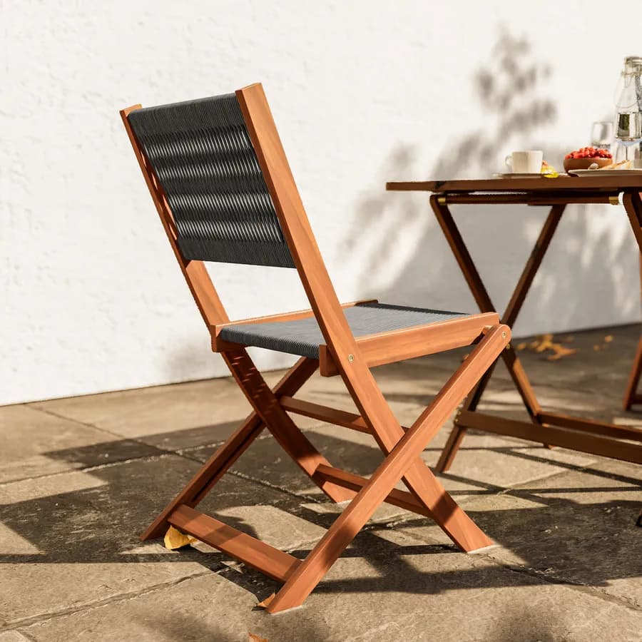 Set bistrot tavolo pieghevole 70x70 cm e 2 sedie pieghevoli in legno di acacia e corda grigia - Yadira