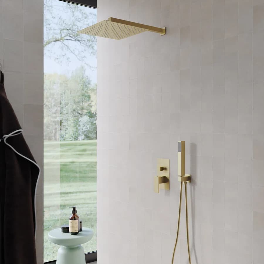 Set incasso doccia con deviatore e doccino con braccio doccia 40 cm e soffione 30x30 cm oro spazzolato – Tiamat