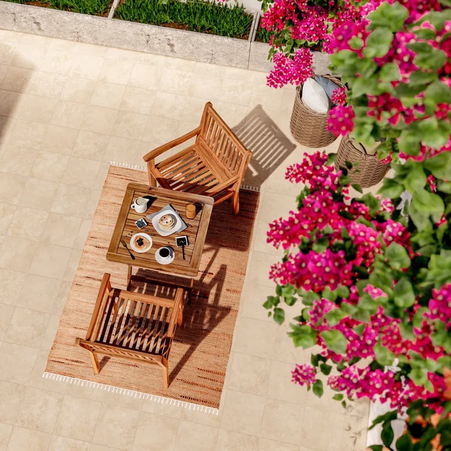 Set bistrot tavolo 60x60 cm e 2 sedie con braccioli in legno di acacia - Paja