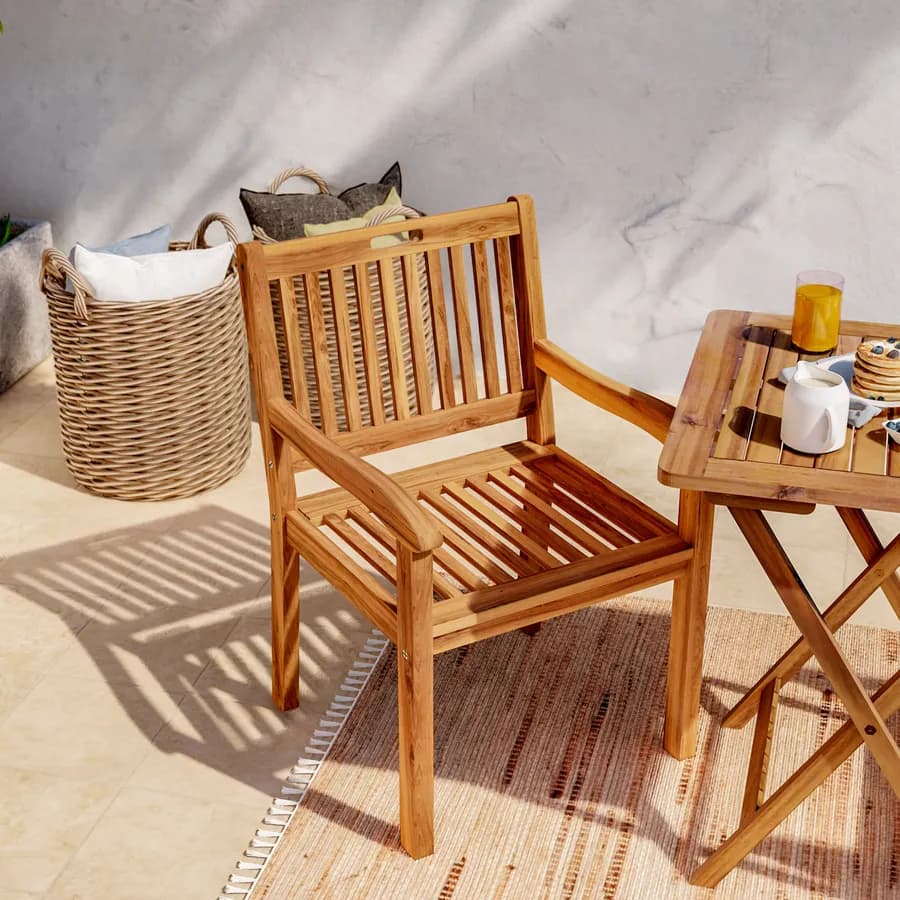 Set bistrot tavolo 60x60 cm e 2 sedie con braccioli in legno di acacia - Paja