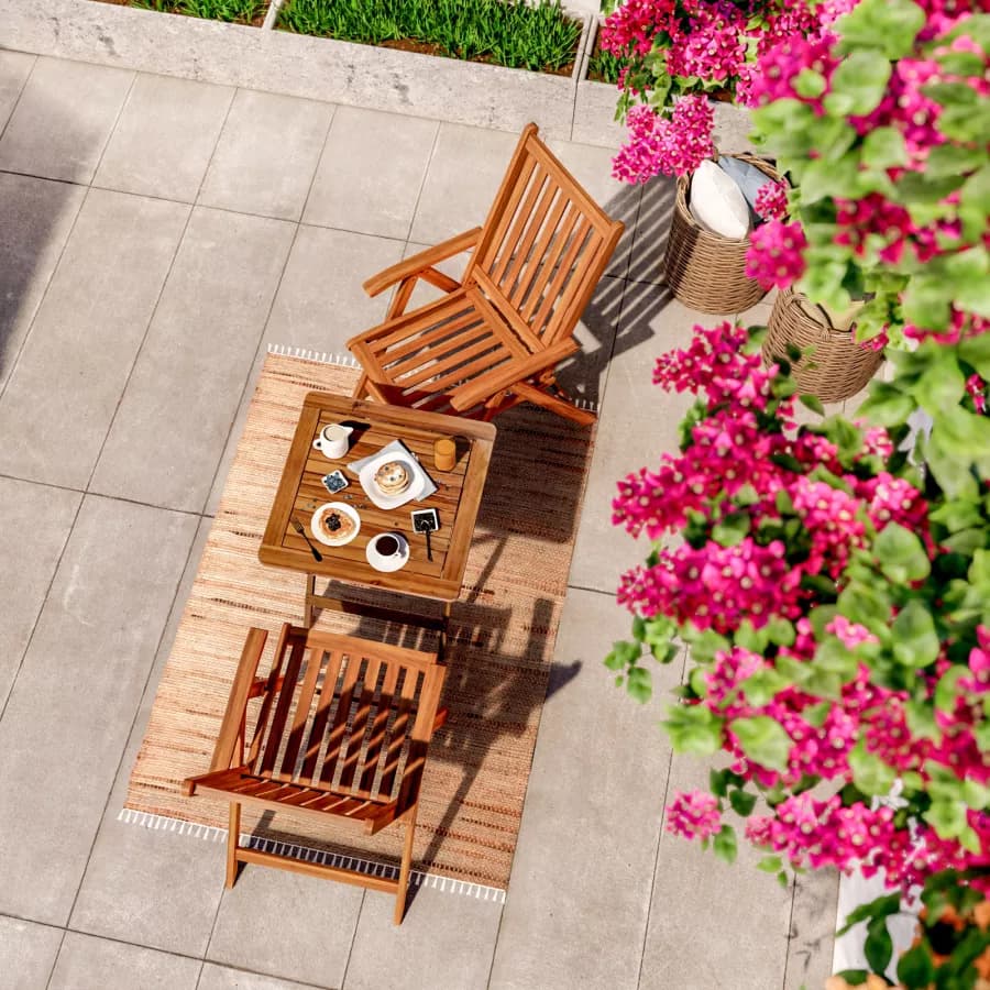 Set bistrot tavolo 60x60 cm e 2 sedie con braccioli regolabili in legno di acacia - Paja