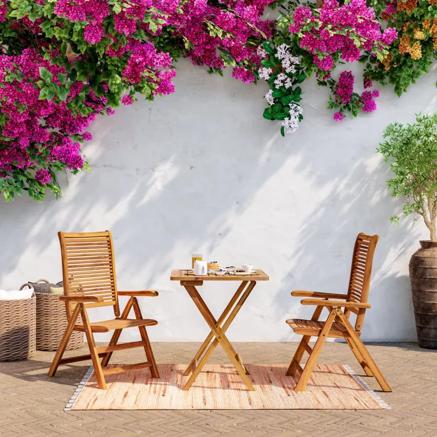 Set bistrot con tavolo 60x60 cm e 2 sedie con braccioli regolabili in legno di acacia - Paja