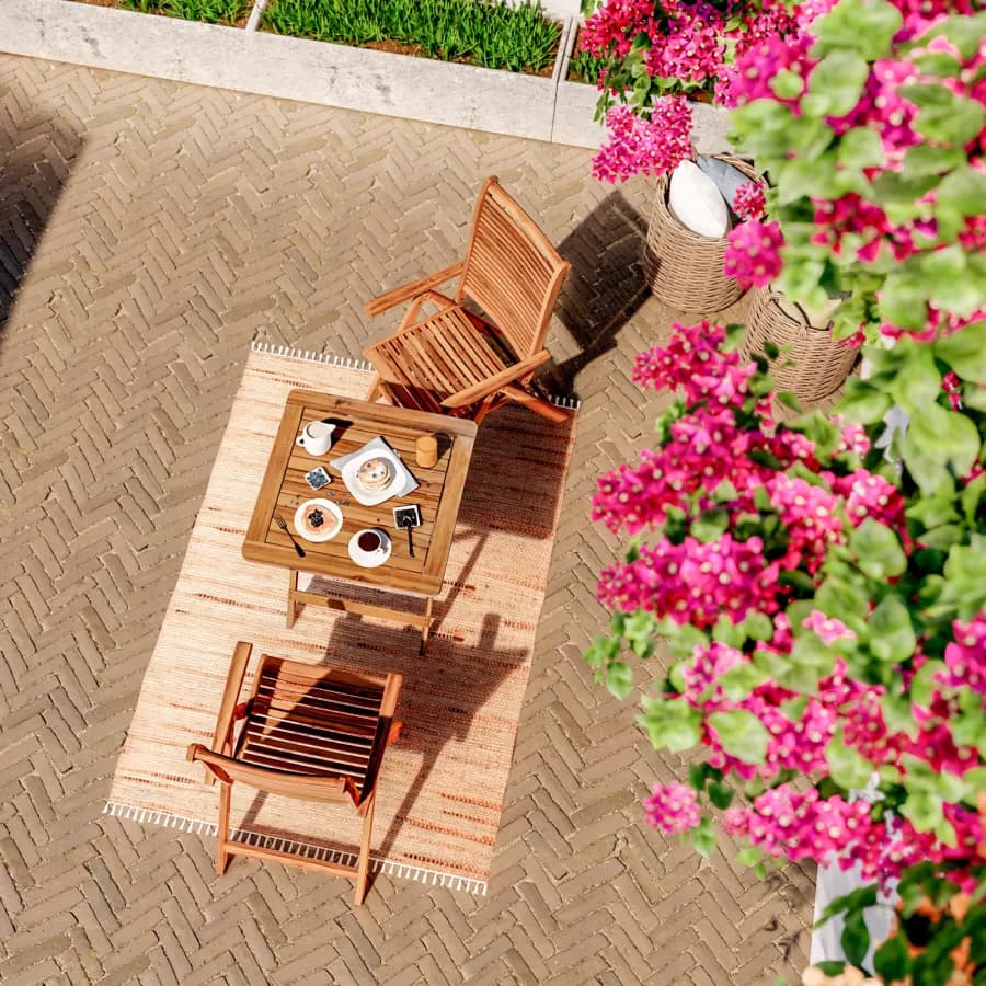 Set bistrot con tavolo 60x60 cm e 2 sedie con braccioli regolabili in legno di acacia - Paja