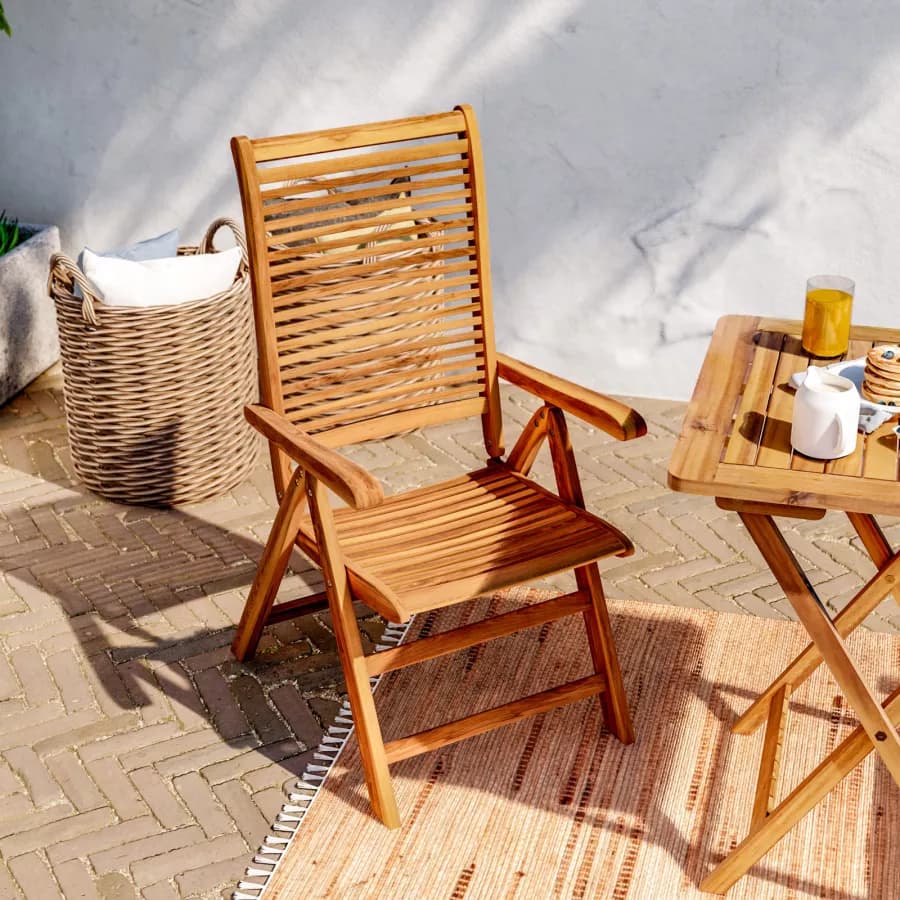 Set bistrot con tavolo 60x60 cm e 2 sedie con braccioli regolabili in legno di acacia - Paja