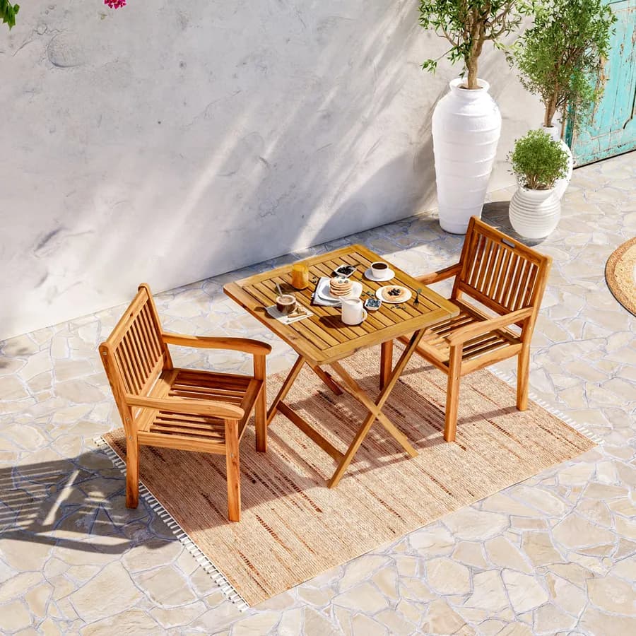 Set bistrot con tavolo pieghevole 70x70 cm e 2 sedie con braccioli in legno di acacia - Paja