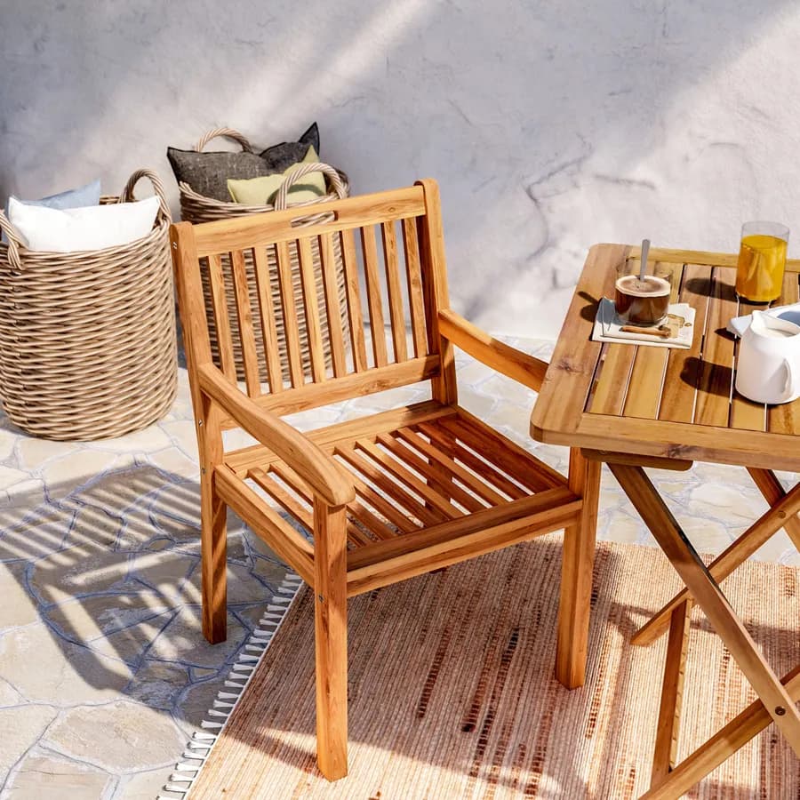 Set bistrot con tavolo pieghevole 70x70 cm e 2 sedie con braccioli in legno di acacia - Paja