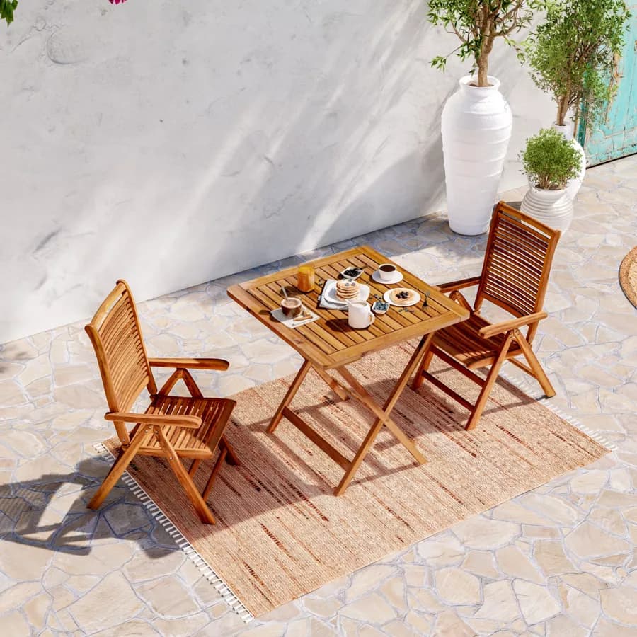 Set bistrot con tavolo 70x70 cm e 2 sedie con braccioli regolabili in legno di acacia - Paja