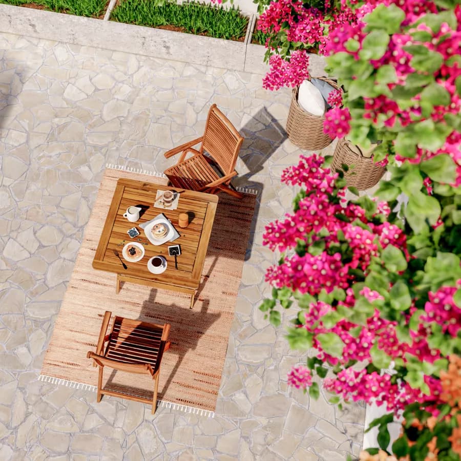 Set bistrot con tavolo 70x70 cm e 2 sedie con braccioli regolabili in legno di acacia - Paja