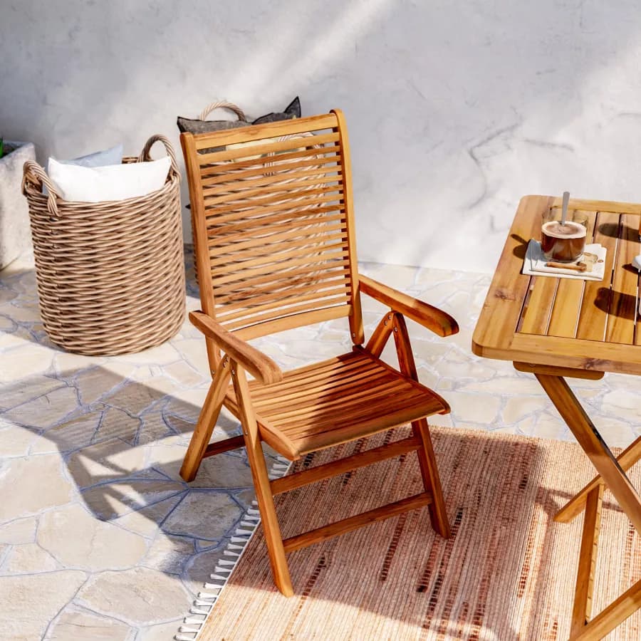 Set bistrot con tavolo 70x70 cm e 2 sedie con braccioli regolabili in legno di acacia - Paja