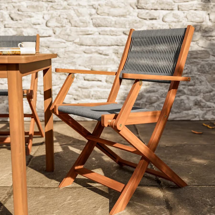 Set pranzo tavolo 80x80 cm e 4 sedie pieghevoli con braccioli in legno di acacia e corda grigia - Yadira