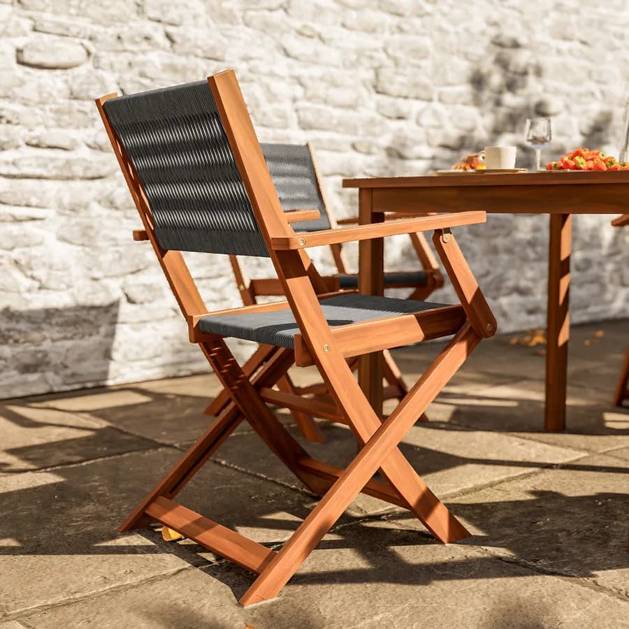 Set pranzo tavolo 80x80 cm e 4 sedie pieghevoli con braccioli in legno di acacia e corda grigia - Yadira