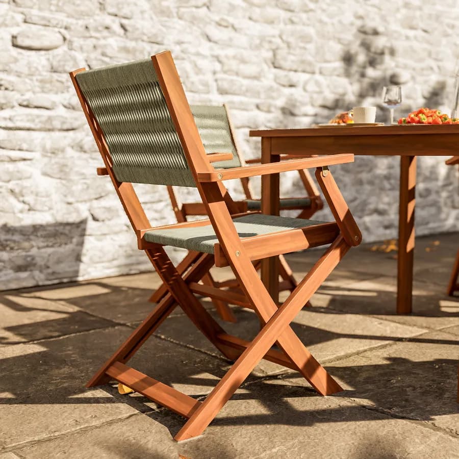 Set pranzo tavolo 80x80 cm e 4 sedie pieghevoli con braccioli in legno di acacia e corda tortora - Yadira