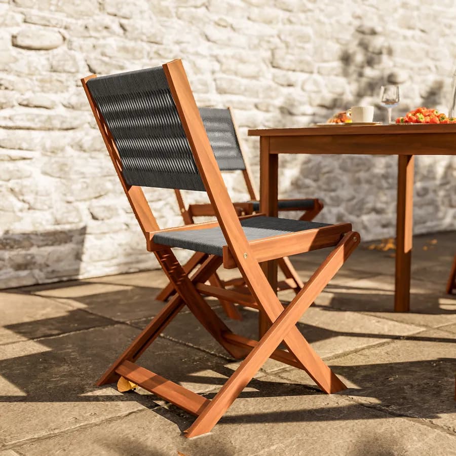 Set pranzo tavolo 80x80 cm e 4 sedie pieghevoli in legno di acacia e corda grigia - Yadira