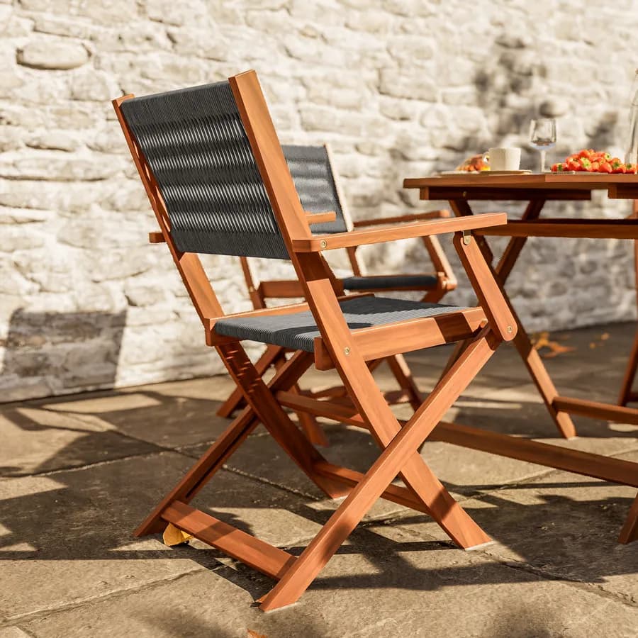 Set pranzo tavolo pieghevole rotondo 100 cm e 4 sedie pieghevoli con braccioli in legno di acacia e corda grigia - Yadira