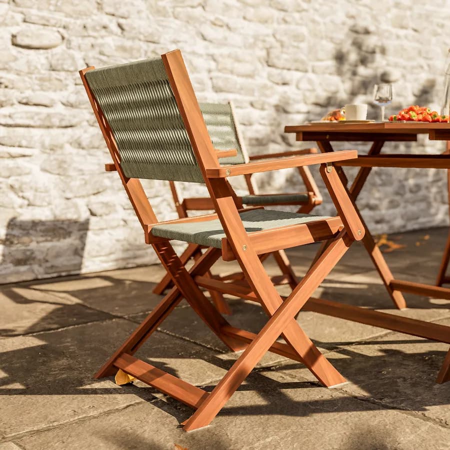 Set pranzo tavolo pieghevole rotondo 100 cm e 4 sedie pieghevoli con braccioli in legno di acacia e corda tortora - Yadira